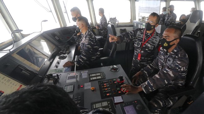 Tiga kapal perang RI (KRI) dikerahkan oleh TNI AL untuk menyelamatkan empat nelayan yang terapung di atas papan kayu selama tiga hari di perairan Bangka.