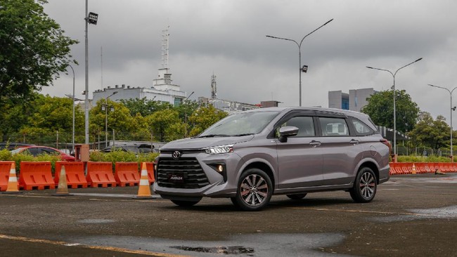 Produksi Avanza dan Veloz kini dipisah. Daihatsu akan memproduksi Avanza-Xenia dan Toyota untuk model Veloz.