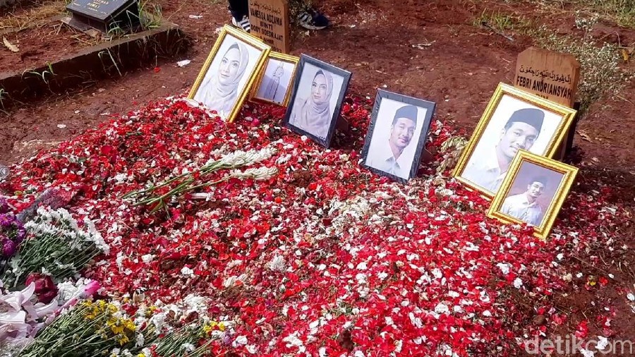 Vanessa Angel Makam Vanessa Angel dan Bibi