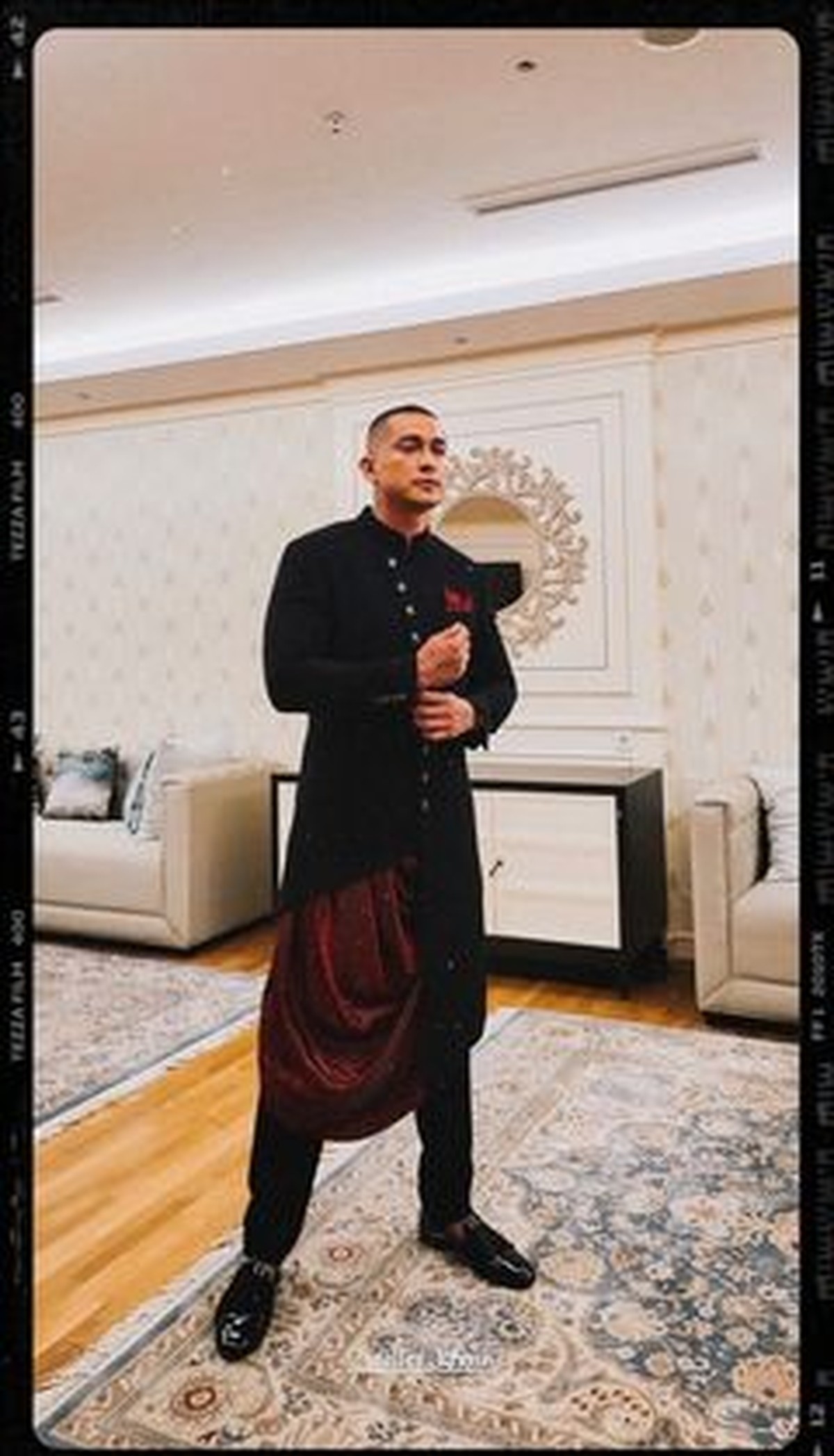 Di hari bahagia pernikahannya&comma; Miller Khan sangat tampan mengenakan setelan jas hitam kerah Shanghai&period; Yuk intip&excl;