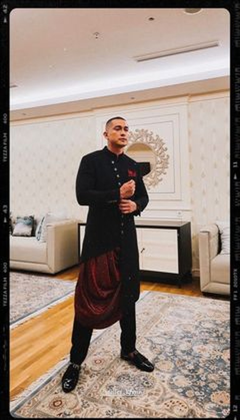 6 Pesona Tampan Miller Khan Pakai Baju Pengantin Mode Shanghai Di hari bahagia pernikahannya, Miller Khan sangat tampan mengenakan setelan jas hitam kerah Shanghai. Yuk intip!