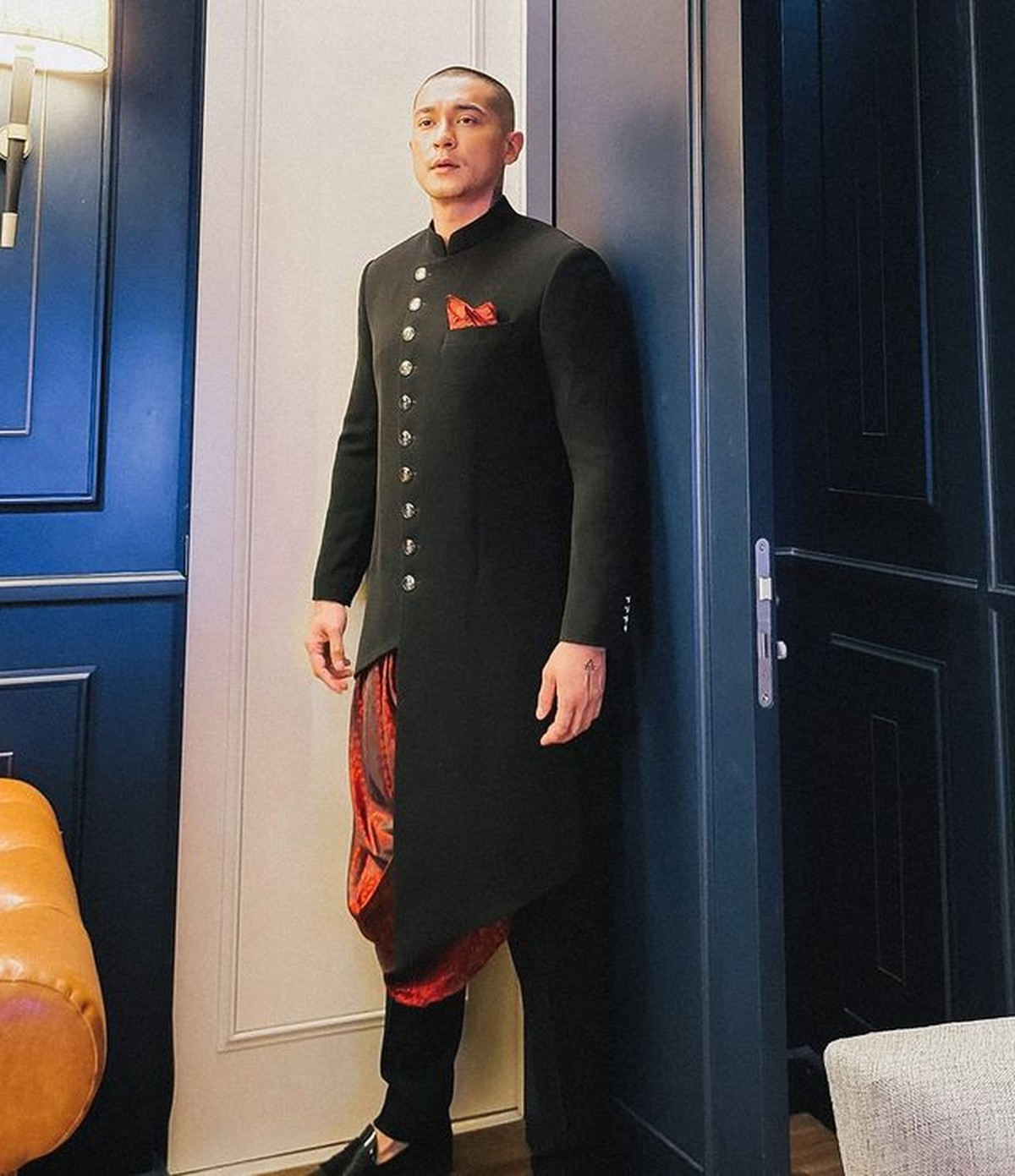 Di hari bahagia pernikahannya&comma; Miller Khan sangat tampan mengenakan setelan jas hitam kerah Shanghai&period; Yuk intip&excl;