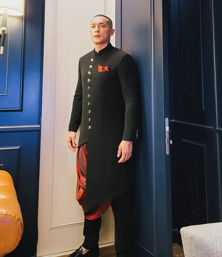 6 Pesona Tampan Miller Khan Pakai Baju Pengantin Mode Shanghai Di hari bahagia pernikahannya, Miller Khan sangat tampan mengenakan setelan jas hitam kerah Shanghai. Yuk intip!