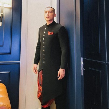 Sambil Kenakan Gaun Perempuan, Miller Khan Umumkan Terpapar COVID-19