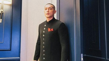img-title Sambil Kenakan Gaun Perempuan, Miller Khan Umumkan Terpapar COVID-19