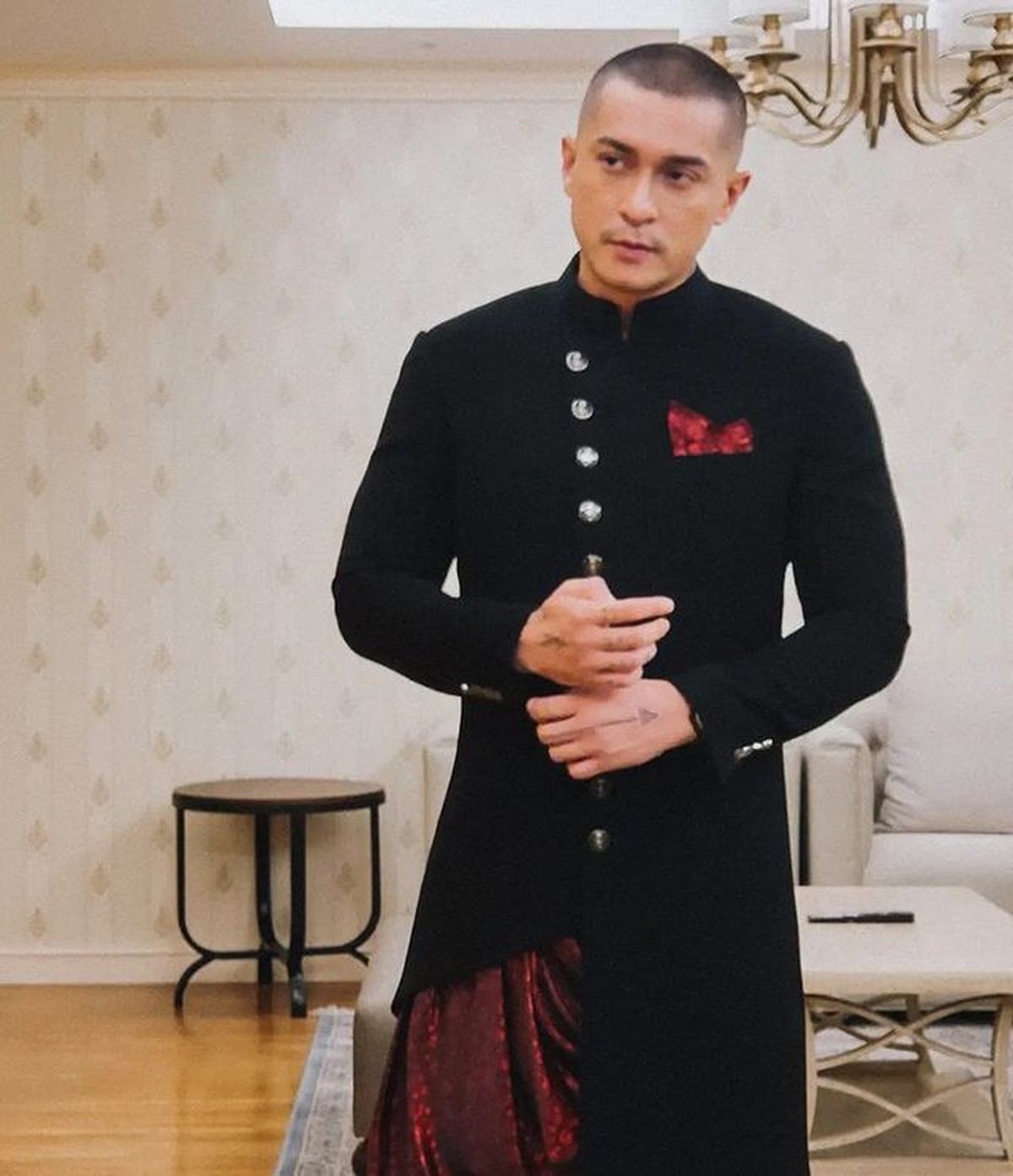 Di hari bahagia pernikahannya&comma; Miller Khan sangat tampan mengenakan setelan jas hitam kerah Shanghai&period; Yuk intip&excl;