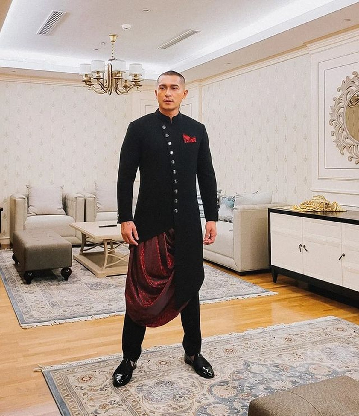 Di hari bahagia pernikahannya&comma; Miller Khan sangat tampan mengenakan setelan jas hitam kerah Shanghai&period; Yuk intip&excl;