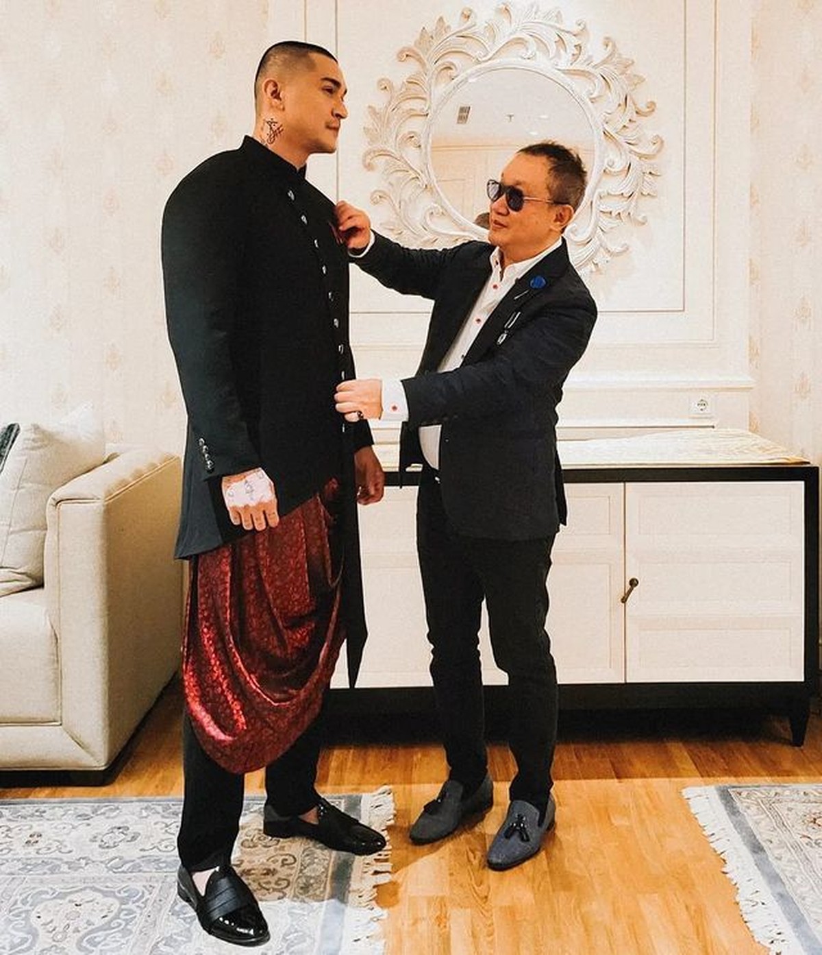 Di hari bahagia pernikahannya&comma; Miller Khan sangat tampan mengenakan setelan jas hitam kerah Shanghai&period; Yuk intip&excl;