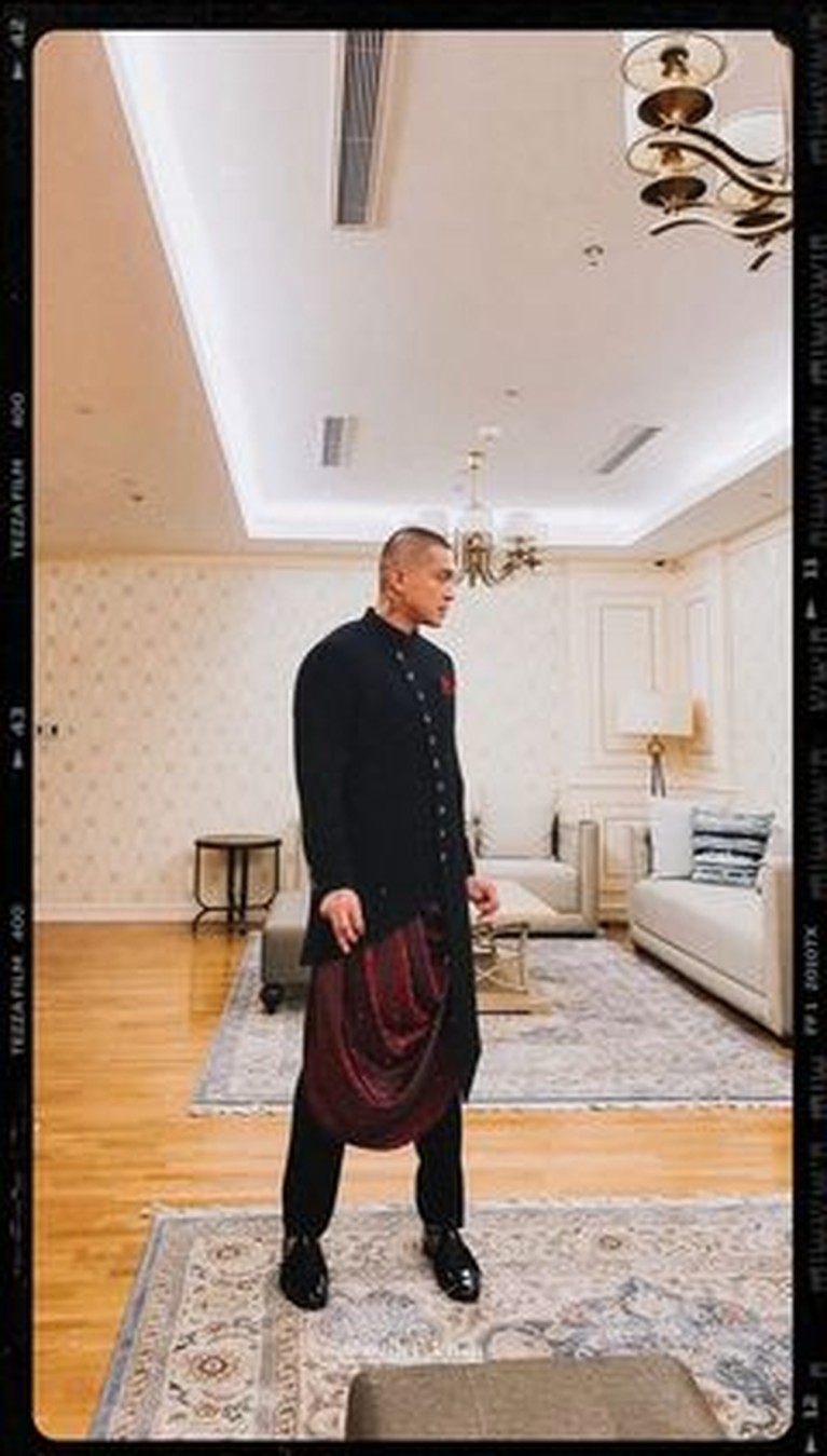 Di hari bahagia pernikahannya, Miller Khan sangat tampan mengenakan setelan jas hitam kerah Shanghai. Yuk intip!