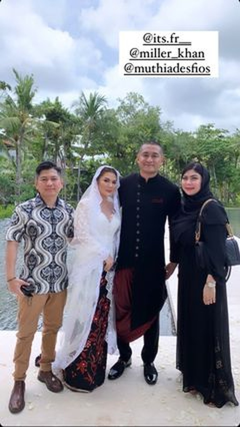 7 Foto Bahagia Pernikahan Miller Khan & Farina Rebecca di Resort Mewah Miller Khan akhirnya resmi menikahi sang kekasih Farina Rebecca di resort mewah di Bali secara tertutup. Yuk intip!