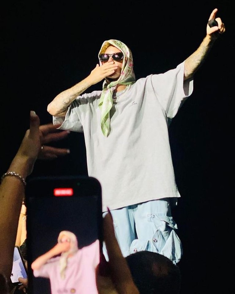 7 Penampilan Justin Bieber Pakai Hijab Saat Manggung Tuai Kontroversi Justin Bieber kembali menjadi sorotan publik karena penampilannya saat manggung tuai kontroversi. Yuk intip potretnya!