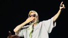 7 Penampilan Justin Bieber Pakai Hijab Saat Manggung Tuai Kontroversi Justin Bieber kembali menjadi sorotan publik karena penampilannya saat manggung tuai kontroversi. Yuk intip potretnya!