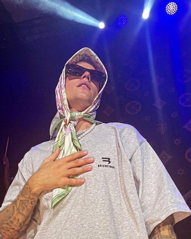 7 Penampilan Justin Bieber Pakai Hijab Saat Manggung Tuai Kontroversi Justin Bieber kembali menjadi sorotan publik karena penampilannya saat manggung tuai kontroversi. Yuk intip potretnya!