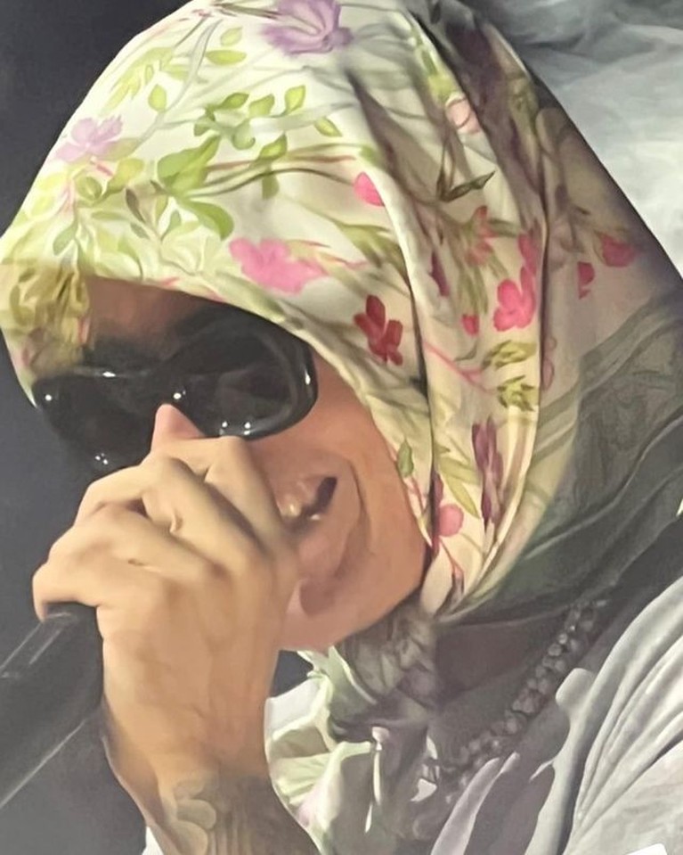 7 Penampilan Justin Bieber Pakai Hijab Saat Manggung Tuai Kontroversi Justin Bieber kembali menjadi sorotan publik karena penampilannya saat manggung tuai kontroversi. Yuk intip potretnya!