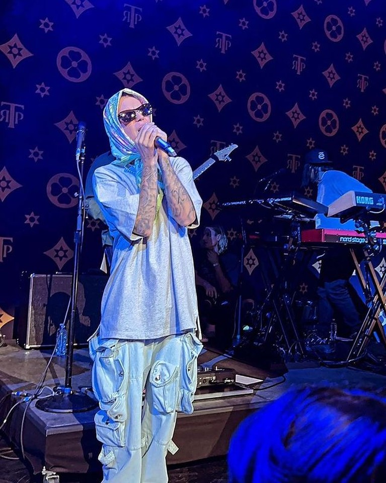 7 Penampilan Justin Bieber Pakai Hijab Saat Manggung Tuai Kontroversi Justin Bieber kembali menjadi sorotan publik karena penampilannya saat manggung tuai kontroversi. Yuk intip potretnya!