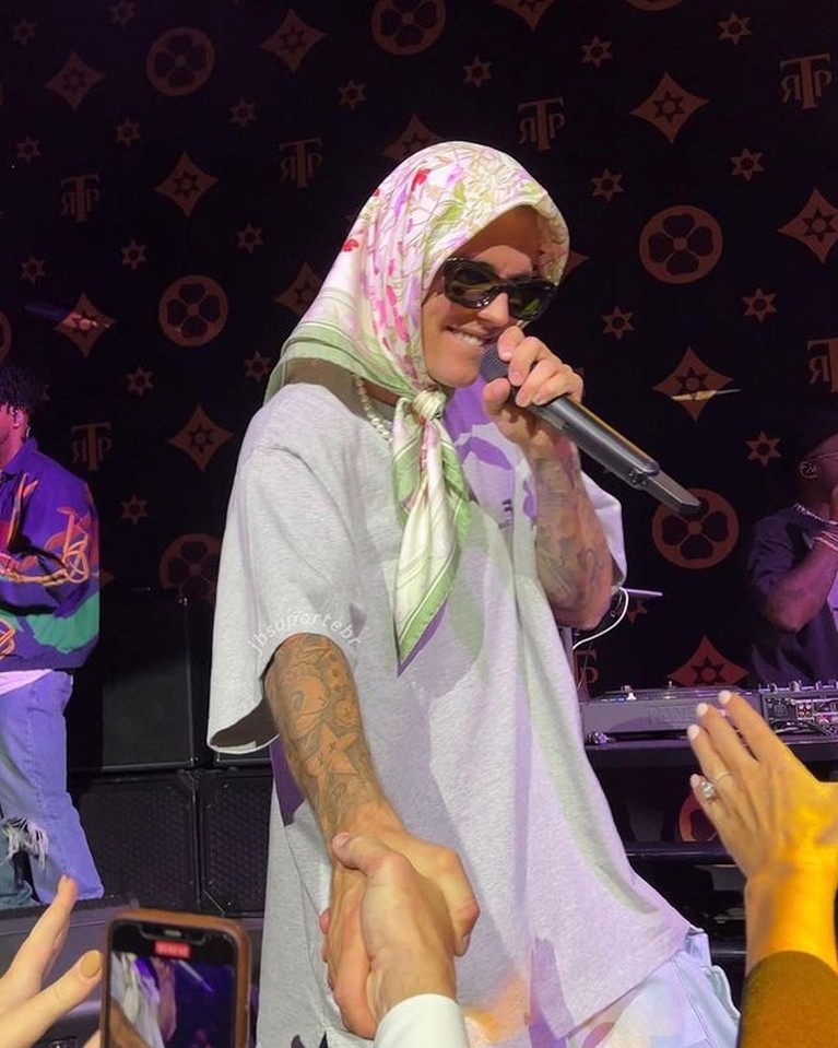 7 Penampilan Justin Bieber Pakai Hijab Saat Manggung Tuai Kontroversi Justin Bieber kembali menjadi sorotan publik karena penampilannya saat manggung tuai kontroversi. Yuk intip potretnya!