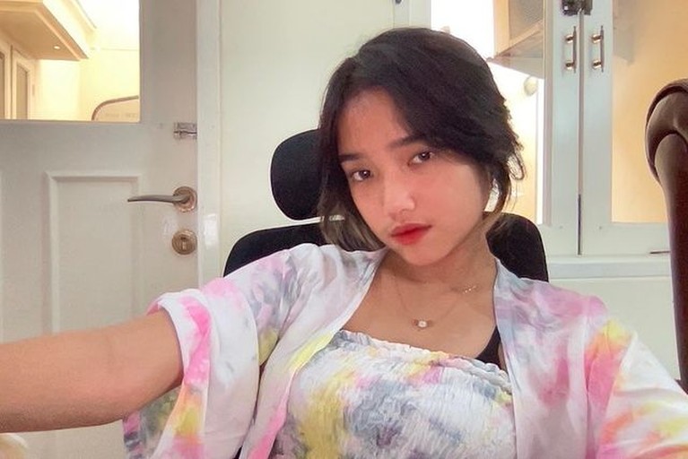 7 Potret Fuji Adik Bibi Andriansyah yang Jadi Sorotan Potret Fuji Adik Bibi Andriansyah yang Jadi Sorotan