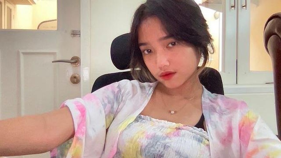 Potret Fuji Adik Bibi Andriansyah yang Jadi Sorotan