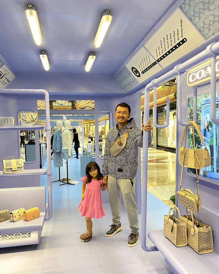 Rio Dewanto juga memiliki anak perempuan yang cantik bernama Salma Jihane yang sudah berusia 4 tahun. Lihatlah keseruan keduanya saat berbelanja, terlihat kompak dan sama-sama stylist ya, Beauties? / Foto: instagram.com/@riodewanto