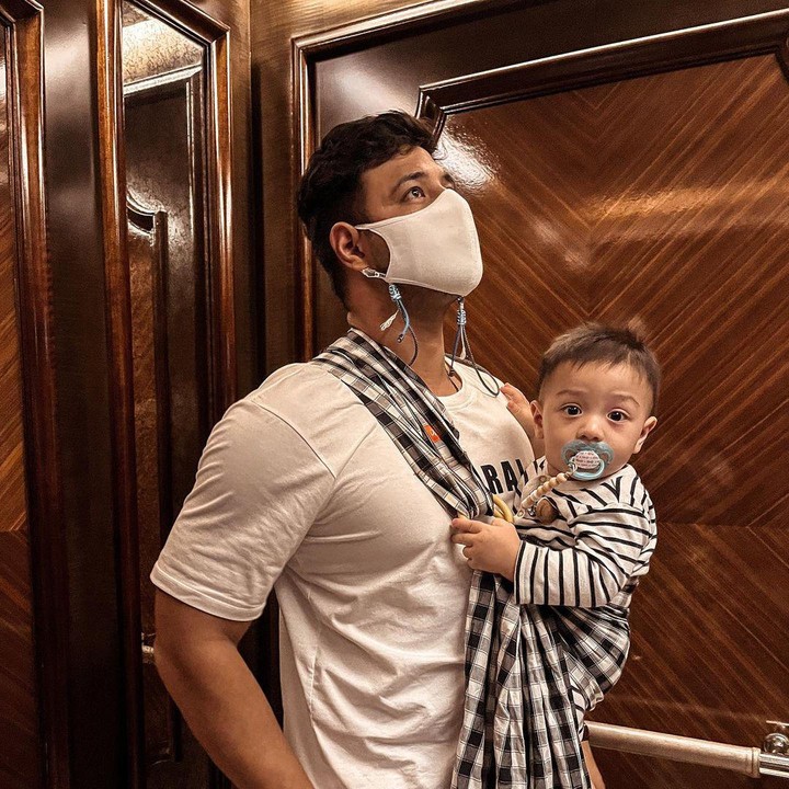 <p>Ammar Zoni baru saja setahun menjadi seorang Ayah. Meski begitu, Ammar terlihat sangat lihai dalam mengurus sang buah hati. (Foto: Instagram: @ammarzoni)</p>