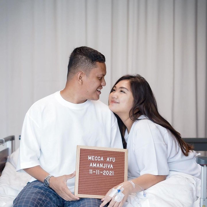 <p>Influencer Arief Muhammad dan sang istri, Tiara Pangestika, tengah berbahagia, Bunda. Anak kedua mereka baru saja lahir. (Foto: Instagram @tiarapangestika.)</p>
