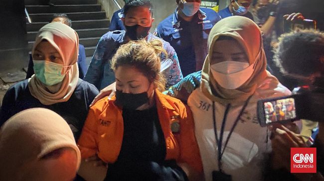 Anak penyanyi lawas Nia Daniaty, Olivia Nathania, bebas dari penjara setelah menjalani masa tahanan atas kasus CPNS bodong.