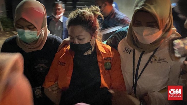 Selain anak Nia Daniaty, Olivia Nathania, ada empat tersangka lagi yang ditetapkan penyidik Polda Metro Jaya dalam kasus dugaan penipuan CPNS.