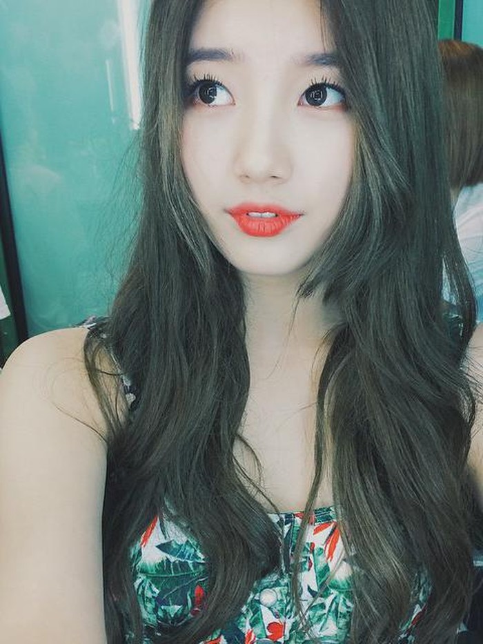 Bae Suzy adalah salah satu aktris Korea yang sangat populer. Bahkan, ia dikenal dengan julukan 'Nation's First Love' atau Cinta Pertama Korea berkat pesonanya, terutama ketika tengah berakting./ Foto: Instagram.com/skuukzky