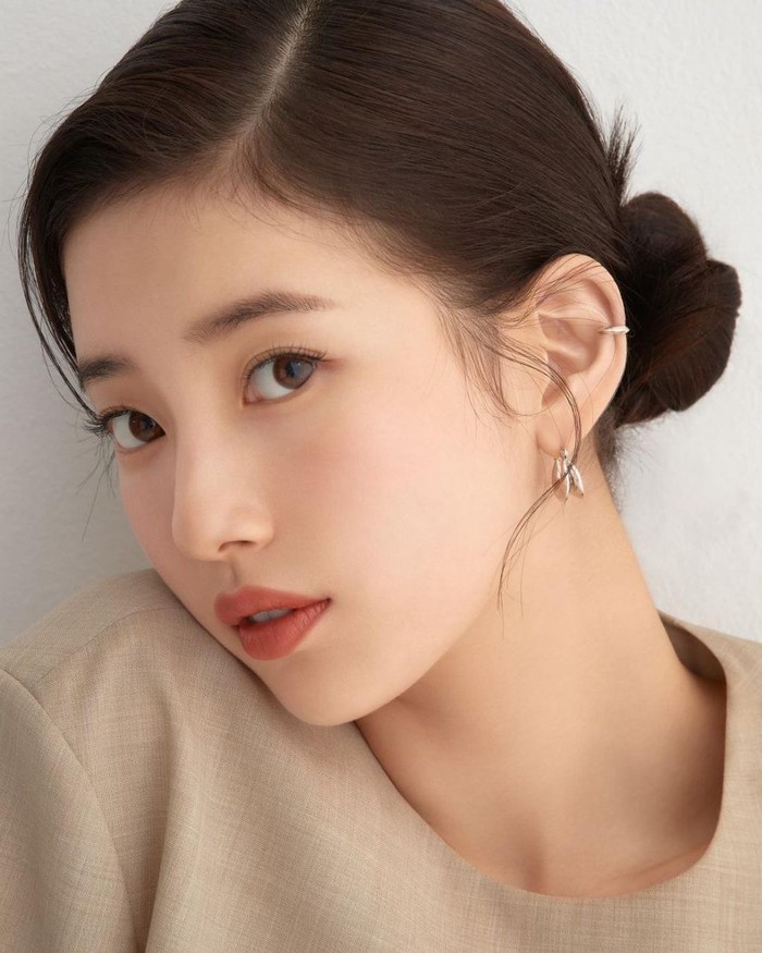 Bae Suzy pernah dikabarkan menjalin hubungan asmara dengan Lee Min Ho dan Lee Dong Wook, tetapi hubungan tersebut sudah berakhir. Hingga kini, belum diketahui siapa lelaki yang sedang dekat dengan Suzy./ Foto: Instagram.com/skuukzky