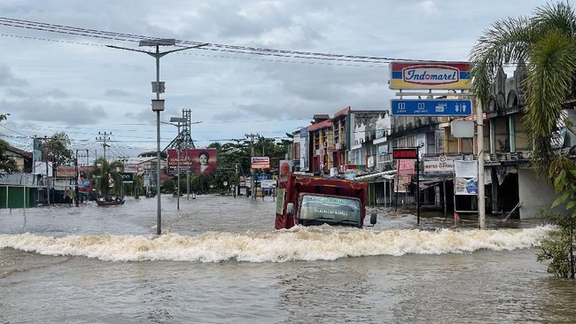 Kementerian PUPR kesulitan membantu penangangan banjir di Sintang, Kalbar karena area resapan berubah dan banjir terjadi hampir merata.