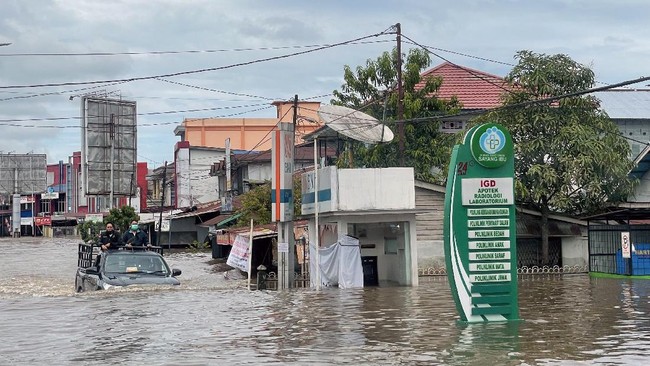 Presiden Jokowi akhirnya berbicara langsung terkait banjir yang menerjang Kabupaten Sintang, Kalbar. Namun, Jokowi tak membahas rencana kunjungan ke daerah terdampak banjir tersebut.