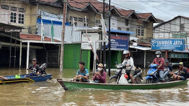 Sejumlah pakar mengkritik pemerintah pusat hingga daerah tak becus tangani banjir di Sintang Kalbar yang sudah 3 pekan tak surut.