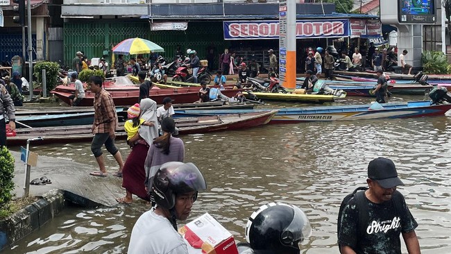 Banjir dilaporkan masih menggenangi 12 kecamatan di Sintang Kalimantan Barat. Sebanyak 10.381 kepala keluarga atau 33.221 jiwa warga masih mengungsi.