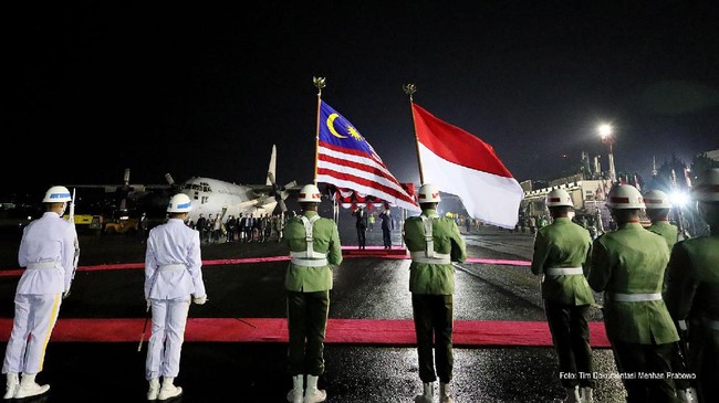 Mantan Perdana Menteri Malaysia, Mahathir Mohamad, mengatakan bahwa negaranya tertinggal dari Indonesia dalam pembangunan, apa masalah di Malaysia?