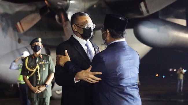 Menhan Prabowo Subianto menjemput langsung kedatangan Menteri Pertahanan Malaysia YB Dato' Seri Hishammuddin Hussein.