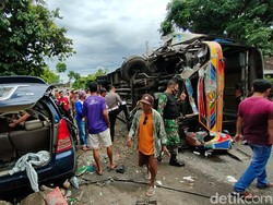 Bus Vs Dua Minibus di Sragen, Terdapat Korban Tewas