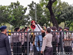Pendemo Panjat Pagar Balai Kota, Tuntut Anies Transparan soal Formula E