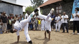 FOTO: Berlatih Capoeira di Jalanan Kongo