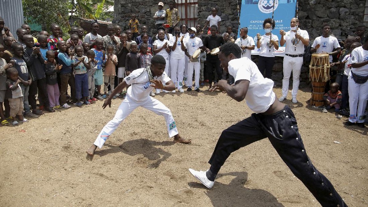 FOTO: Berlatih Capoeira di Jalanan Kongo