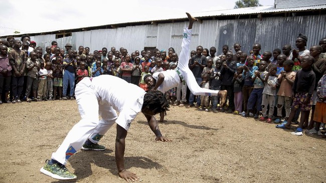 FOTO: Berlatih Capoeira di Jalanan Kongo