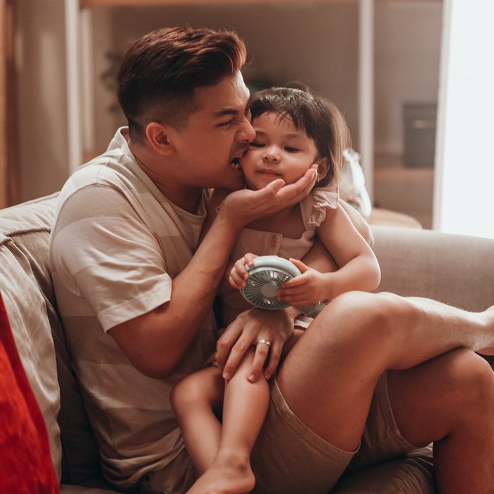 Glenn Alinskie merupakan aktor ganteng yang juga seorang papa muda dari putri cantiknya, Nastusha Olivia Alinskie, yang kini berusia 5 tahun. Potret kedekatan keduanya terlihat menggemaskan ya, Beauties? / Foto: instagram.com/@glennalinskie