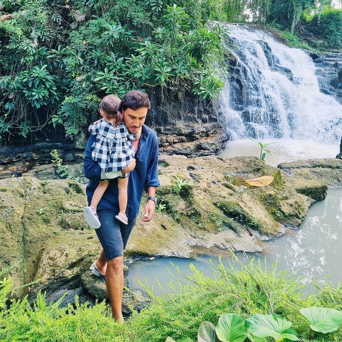 Hamish Daud memiliki dua bidadari di sampingnya, yakni istrinya Raisa, dan putri kecilnya Zalina. Hamish yang suka mengeksplorasi alam juga sering mengajak Zalina untuk berpetualang. Gemas! / Foto: instagram.com/hamishdw