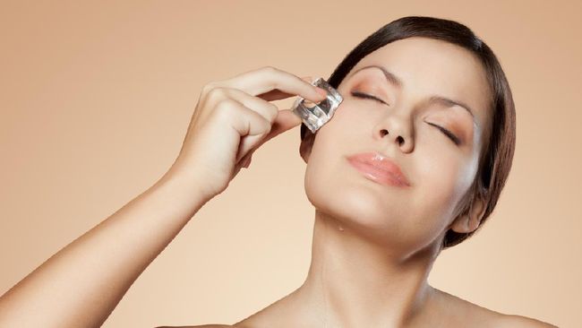 Agar hasilnya optimal tanpa efek samping, kamu harus tahu kapan sebaiknya menggunakan es batu untuk wajah.