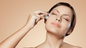 Kapan Sebaiknya Menggunakan Es Batu untuk Wajah? Ini Panduan yang Aman