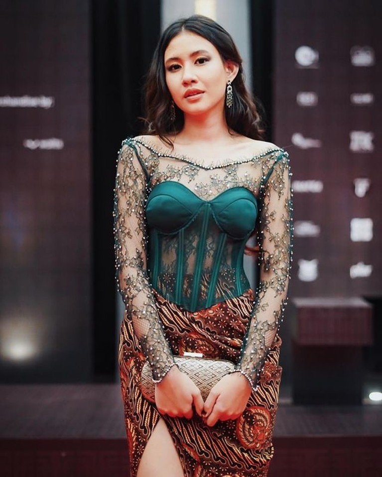 Intip 9 Gaya Aktor & Aktris di Red Carpet Festival Film Indonesia 2021 Ajang bergengsi perfilman nasional Festival Film Indonesia 2021 digelar di JCC, Senayan, Jakarta Selatan pada Rabu (10/11). Yuk intip!