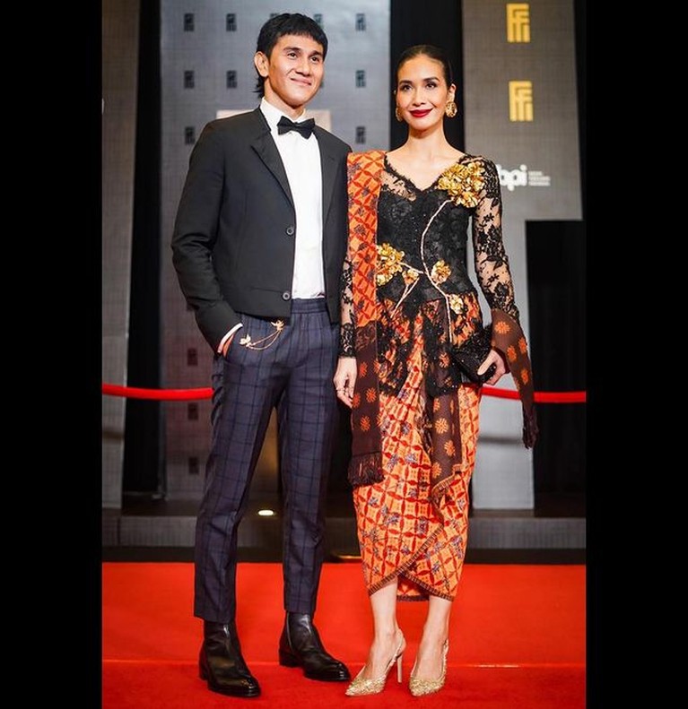Intip 9 Gaya Aktor & Aktris di Red Carpet Festival Film Indonesia 2021 Ajang bergengsi perfilman nasional Festival Film Indonesia 2021 digelar di JCC, Senayan, Jakarta Selatan pada Rabu (10/11). Yuk intip!