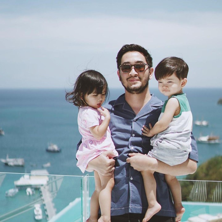 <p>Memiliki anak kembar bukan berarti Jeje Govinda kewalahan dalam mengurus Si Kecil. Jeje adalah sosok yang Ayahable banget lho, Bunda. (Foto: Instagram: @ritchieismail)</p>