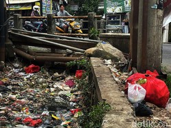 detikcom Do Your Magic: Kelurahan Janji Bersihkan Got Jati Rahayu dari Sampah