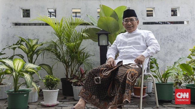 Calon Ketum PBNU Yahya Cholil Staquf akan larang pengurus menjadi capres atau cawapres, sementara petahana Said Aqil mengaku tak terobesesi nyapres.