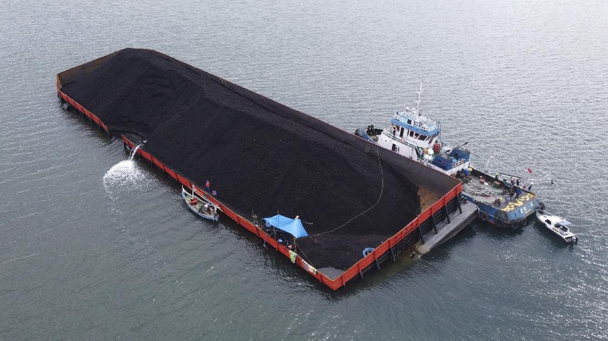 FOTO: Kapal Tongkang Batu Bara Bocor Cemari Perairan Banyuwangi